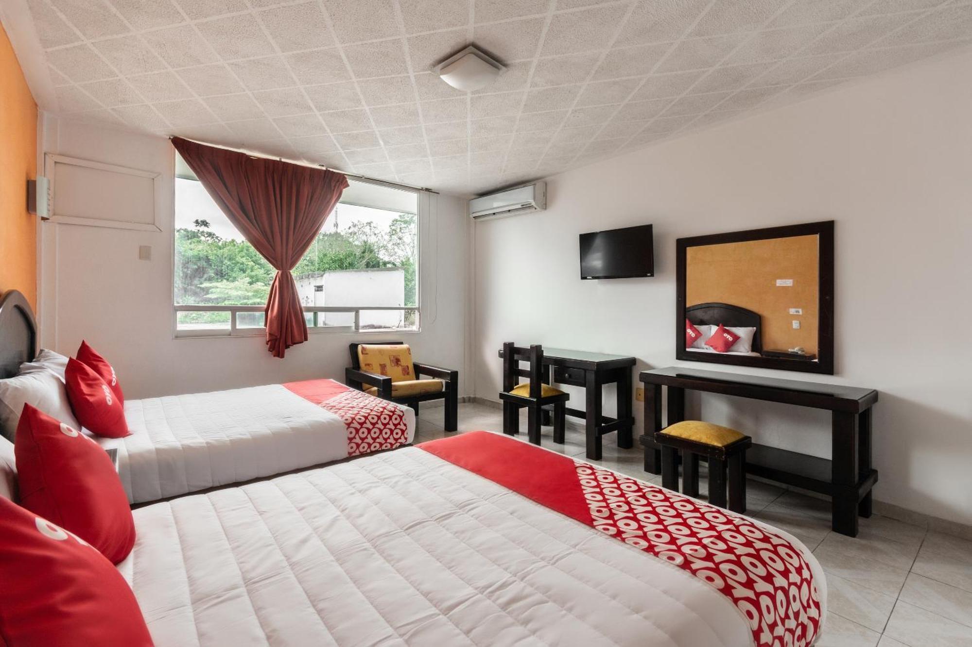 Oyo Hotel Casa Blanca Мартинес-де-ла-Торре Экстерьер фото